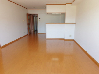 ダイニングが広いのでゆっくりくつろげます☆エアコン付き