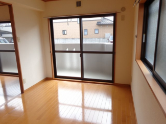 角部屋で小窓もあり風通しがいいです☆