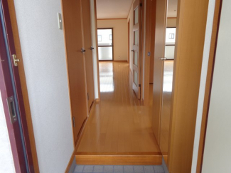 玄関には大きな鏡があります☆