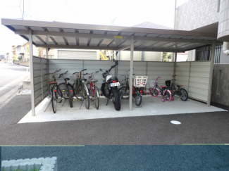 屋根付き駐輪場あります☆