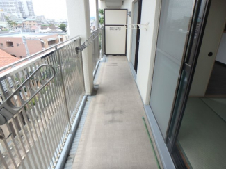 落ち着いた時間を過ごせるバルコニーです