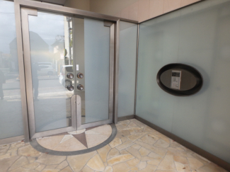 落ち着いたエントランスです