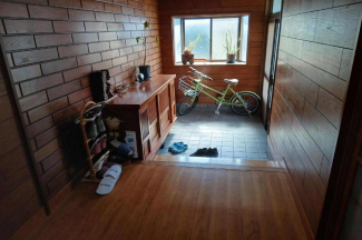 玄関　土間を拡張　上り框を下げている