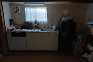 サブ台所と冷蔵庫置場　　　1階和室の出窓をつぶして設置