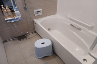 風呂　最新の介護様式と給湯リモコン