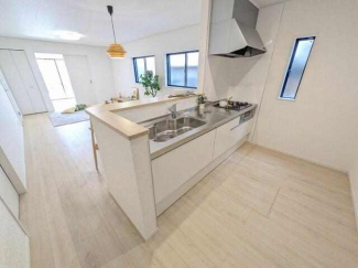 広くとられたキッチンスペースで縦横無尽に料理を楽しんでいただ