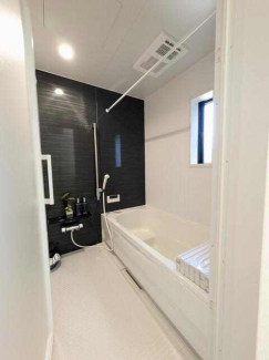 １日の疲れを癒すユニットバス　清潔感が溢れるシンプルですっき