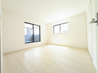 ８帖・洋室にはクローゼットを完備し、自由度の高い家具の配置が