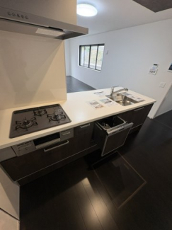 食洗器もついてアイランド調のカウンターキッチンです