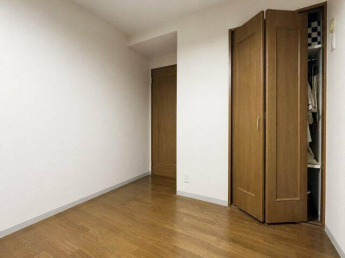 5帖の洋室です。クローゼット建付けが悪いです。 ※AI加工し