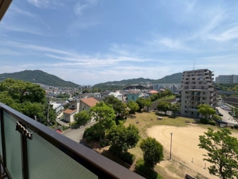 遠くに海を臨むことができます！