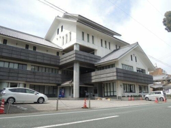 八幡浜市立市民図書館まで345m