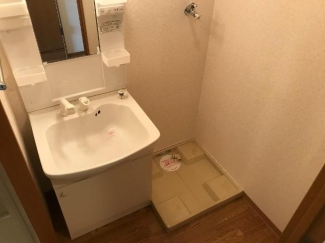 カゴも置きやすい洗面所