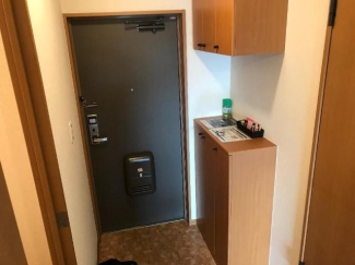 上下にしまえるカウンター下駄箱