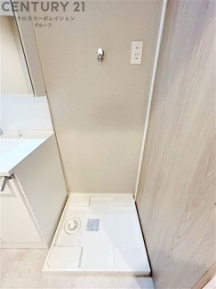 洗濯物の仕分け作業がしやすく、整理整頓が容易になります。洗濯音や湿気を他の部屋に持ち込まず、生活環境を快適に保ちます。上部を活用すれば収納スペースを確保でき洗剤や洗濯用品の整理もしやすくなります。
