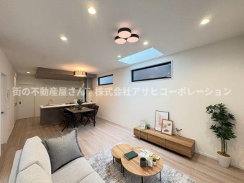 約19条の広々リビングは天窓がついていて光が差し込みます！
シャッターは電動で開閉できます！