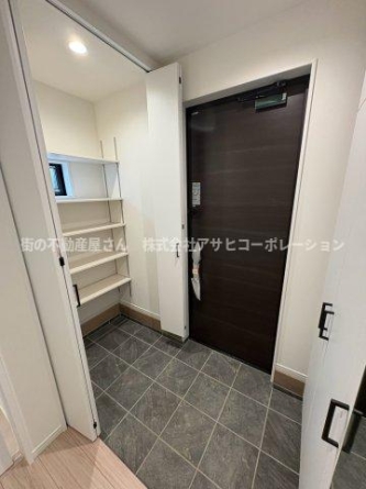 玄関にはシューズクローゼットと反対側には標準のシューズボックスもついてます！