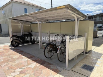 屋根付きの駐輪場になります◎