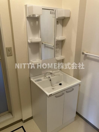 シャワー付き洗面化粧台で朝の準備も楽です♪