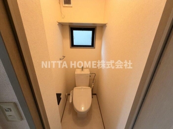 温水洗浄暖房付きのトイレです★