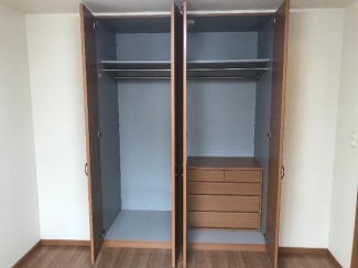 引き出しもある大きな洋室収納