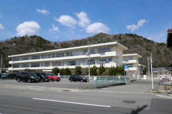 上郡町立山野里小学校まで583m